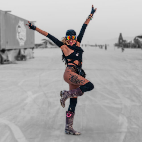 Chica de la comunidad Celtic Chaos disfrutando el festival Burning man.