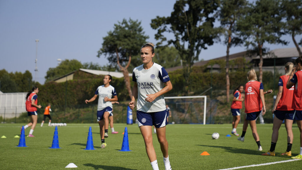 Player Profile - Lina Magull - Back